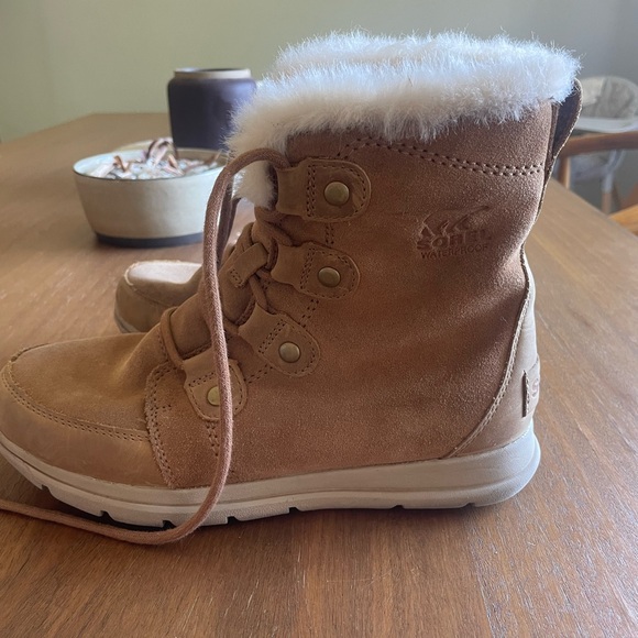 Sorel Shoes - Sorel Tan Winter Boots with White Fur Trim